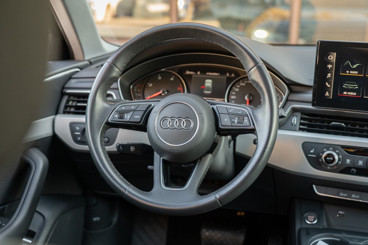 Audi A4
 30 TDI 