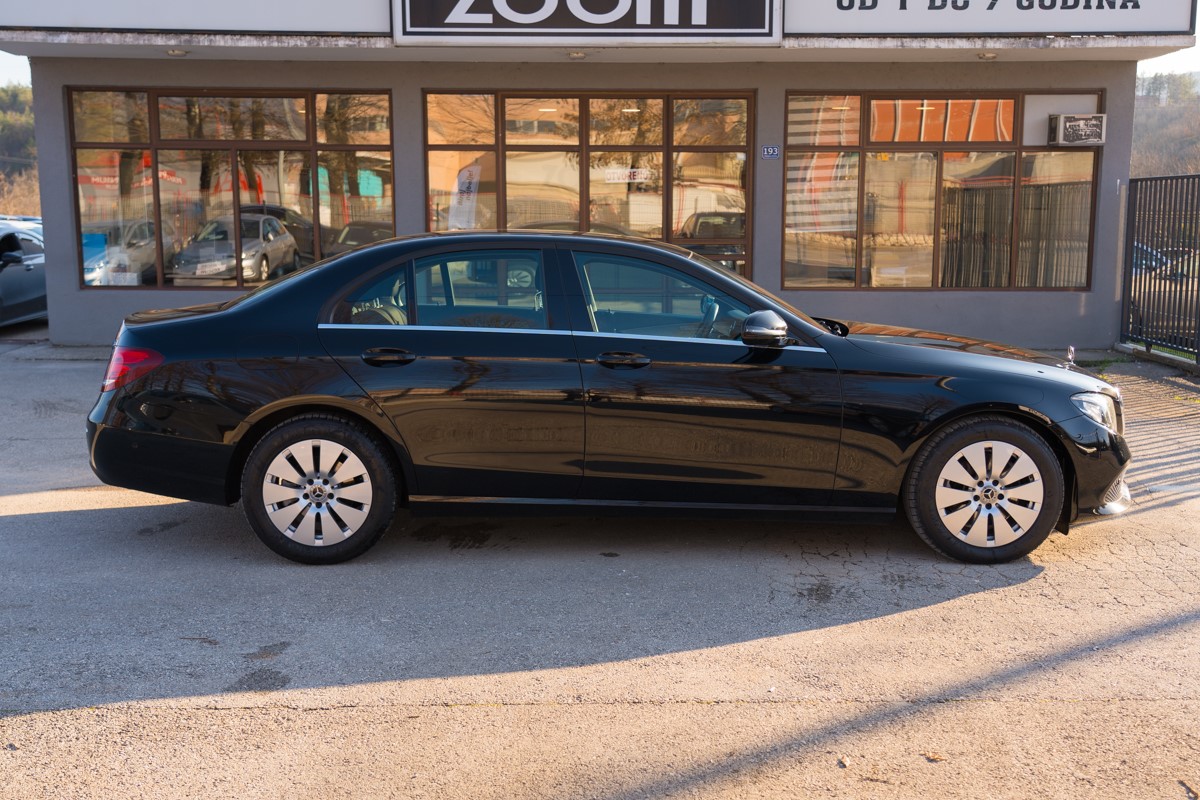 Mercedes-Benz E-Class
 220D 4MATIC